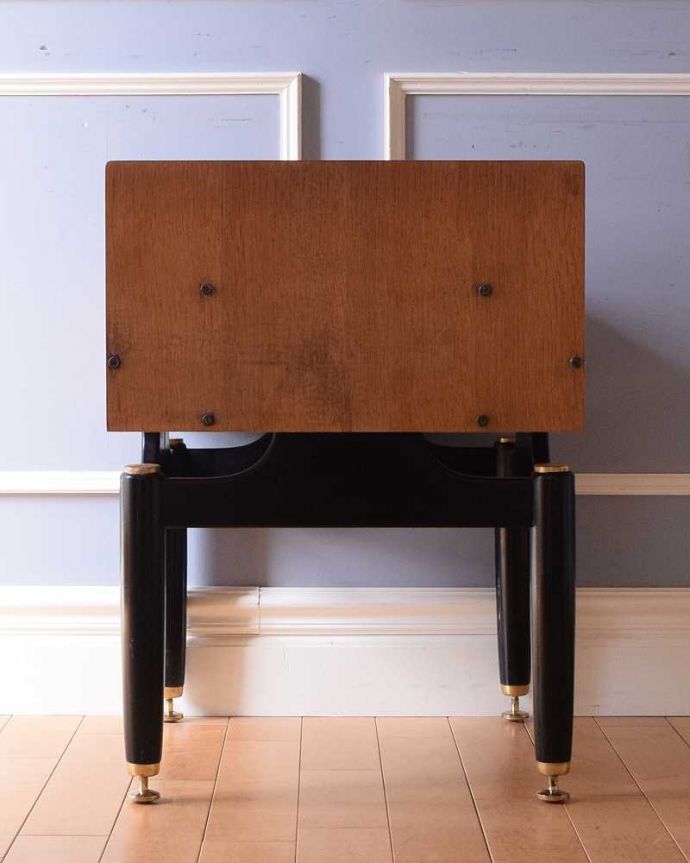 G-PLAN(Gプラン)　アンティーク家具　寝室で使えるヴィンテージ家具、G-planのサイドテーブル。後ろ姿もキレイですヴィンテージ家具は新品ではないので経年変化によるキズは必ずありますが、きちんと修復したので後ろ姿までキレイです。(k-2254-f)