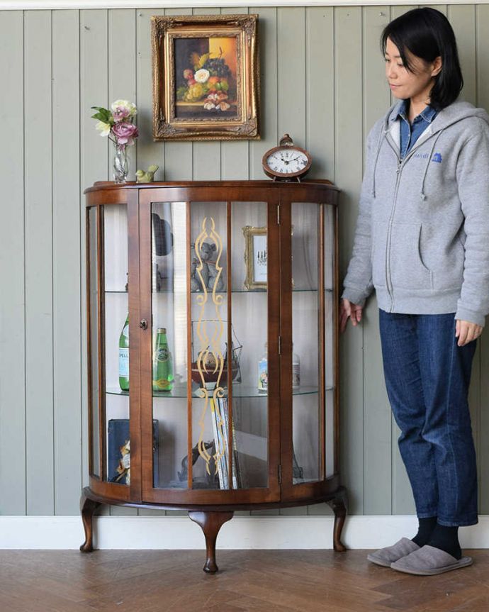 アンティークのキャビネット　アンティーク家具　イギリスのアンティーク家具、飾って楽しむハーフムーンのショーケース (ディスプレイキャビネット)。キラキラな毎日が過ごせるガラスのキャビネットガラス面に描かれたキラキラの絵が美しいガラスのキャビネット。(k-2255-f)