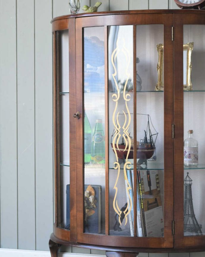 アンティークのキャビネット　アンティーク家具　イギリスのアンティーク家具、飾って楽しむハーフムーンのショーケース (ディスプレイキャビネット)。ガラスに描かれたキラキラ輝く絵キラキラに輝く絵が描かれたガラス扉越しに中をのぞくと、中に入れたものが全部が宝物に見えてきます。(k-2255-f)