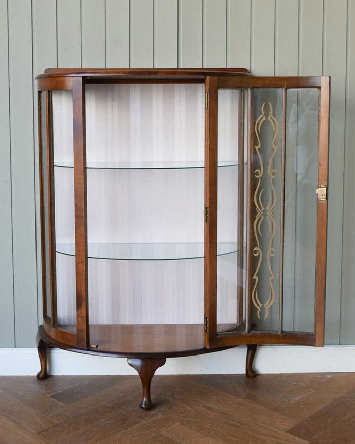 アンティークのキャビネット　アンティーク家具　イギリスのアンティーク家具、飾って楽しむハーフムーンのショーケース (ディスプレイキャビネット)。扉を開けて中を見てみると…背板は新しい生地に張り替えました。(k-2255-f)