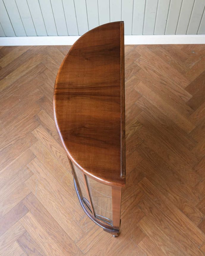 アンティークのキャビネット　アンティーク家具　イギリスのアンティーク家具、飾って楽しむハーフムーンのショーケース (ディスプレイキャビネット)。こんな形をしたキャビネットです。(k-2255-f)