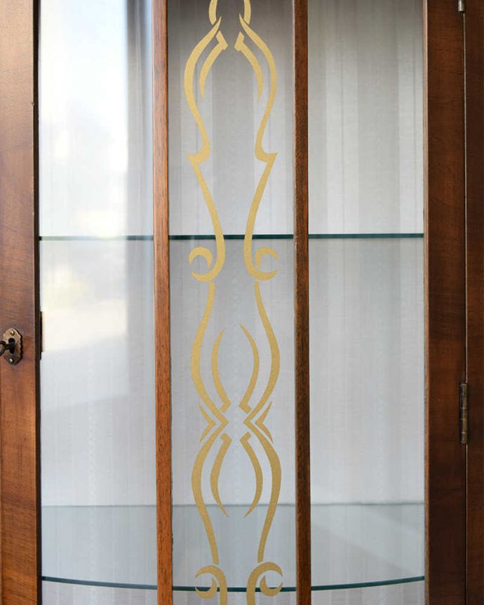 アンティークのキャビネット　アンティーク家具　イギリスのアンティーク家具、飾って楽しむハーフムーンのショーケース (ディスプレイキャビネット)。キレイに残っていてくれましたガラスに描かれている絵は剥がれているものが多いんだけれど、この子はしっかりキレイに残っていてくれました。(k-2255-f)