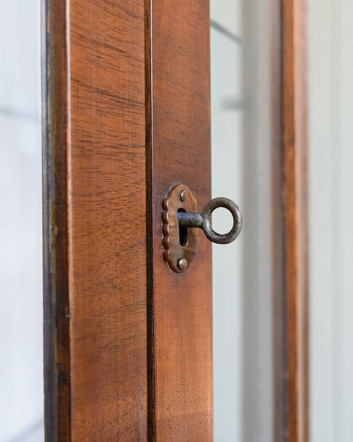 アンティークのキャビネット　アンティーク家具　イギリスのアンティーク家具、飾って楽しむハーフムーンのショーケース (ディスプレイキャビネット)。開ける度にワクワクする取っ手鍵が取っ手になっているので、中を開ける度にまるで宝箱を開ける気分です。(k-2255-f)