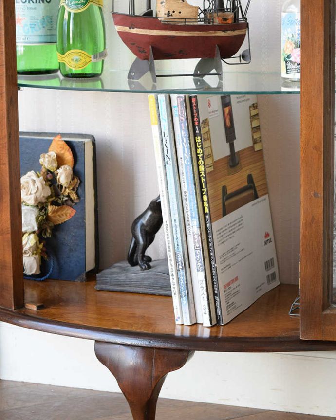 アンティークのキャビネット　アンティーク家具　イギリスのアンティーク家具、飾って楽しむハーフムーンのショーケース (ディスプレイキャビネット)。扉の中は収納たっぷりA4サイズの雑誌までしっかり収納出来ちゃう大きさ。(k-2255-f)