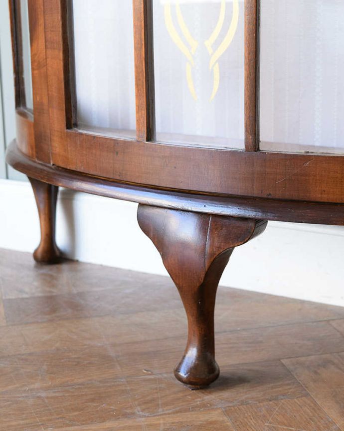 アンティークのキャビネット　アンティーク家具　イギリスのアンティーク家具、飾って楽しむハーフムーンのショーケース (ディスプレイキャビネット)。女性１人でもラクに運べちゃうヒミツHandleのアンティークは、脚の裏にフェルトキーパーをお付けしているので、床を滑らせれば女性でも移動がカンタンに出来ます！。(k-2255-f)