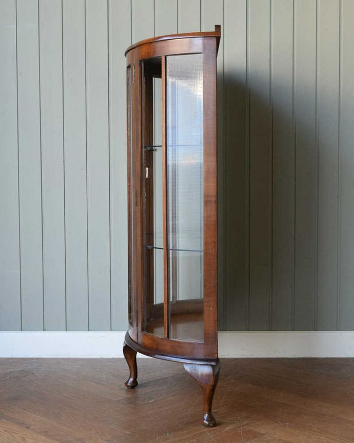 アンティークのキャビネット　アンティーク家具　イギリスのアンティーク家具、飾って楽しむハーフムーンのショーケース (ディスプレイキャビネット)。サイドからもたっぷりの光背板の部分以外は全てガラス。(k-2255-f)