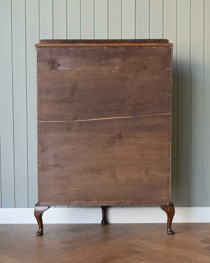 アンティークのキャビネット　アンティーク家具　イギリスのアンティーク家具、飾って楽しむハーフムーンのショーケース (ディスプレイキャビネット)。キレイに修復しました！アンティークは新品ではないので、経年変化によるキズはありますが、専門の職人がキレイにお直しをしているので、後ろ姿もキレイです。(k-2255-f)