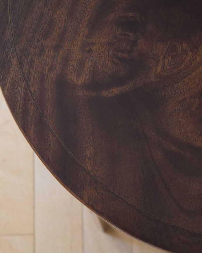 アンティークのテーブル アンティーク家具 高級感があるアンティーク英国家具、木目も美しいオケージョナルテーブル。天板を近づいてみると…アンティークだから手に入れることが出来る天板に使われている銘木の美しさにうっとりです。(k-2256-f)