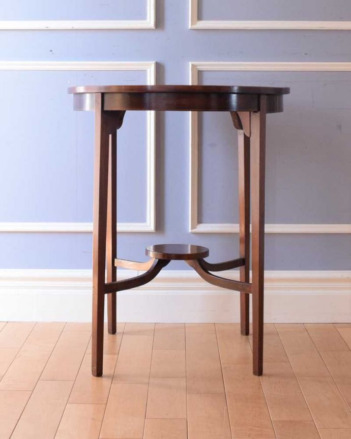 アンティークのテーブル アンティーク家具 高級感があるアンティーク英国家具、木目も美しいオケージョナルテーブル。こちら側も、もちろんキレイです!アンティークは新品ではないので、もちろん経年変化によるキズはありますが、専門の職人がキレイにお直しをしているので、どの角度から見てもキレイです。(k-2256-f)