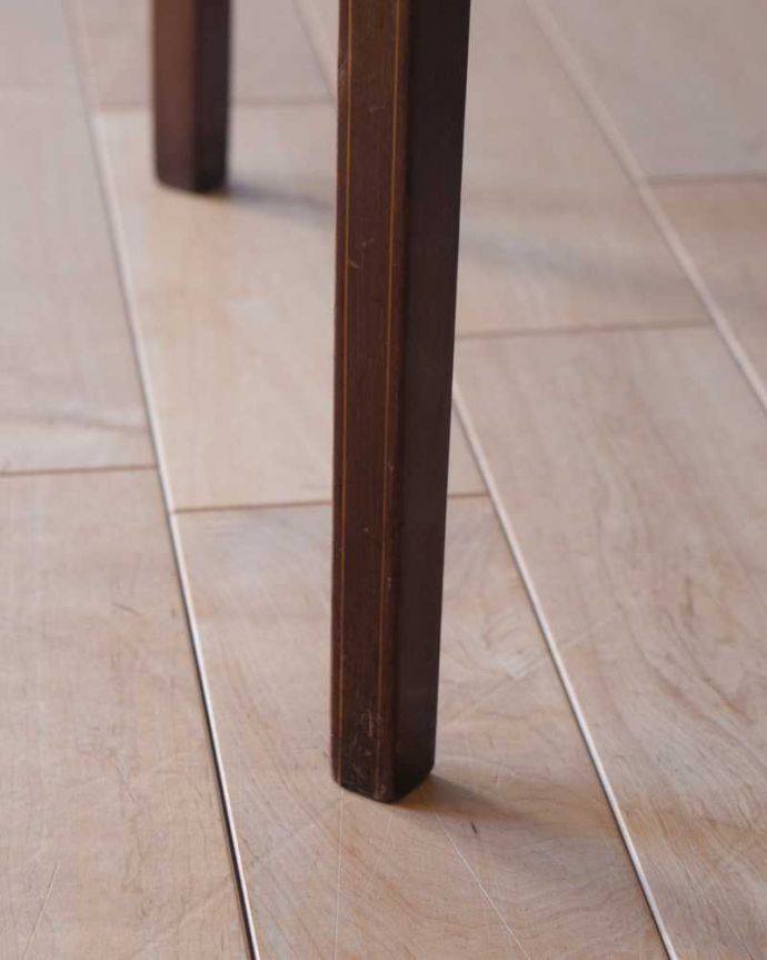 アンティークのテーブル アンティーク家具 高級感があるアンティーク英国家具、木目も美しいオケージョナルテーブル。持ち上げなくても移動できます!Handleのアンティークは、脚の裏にフェルトキーパーをお付けしていますので、床を滑らせてれば移動が簡単です。(k-2256-f)