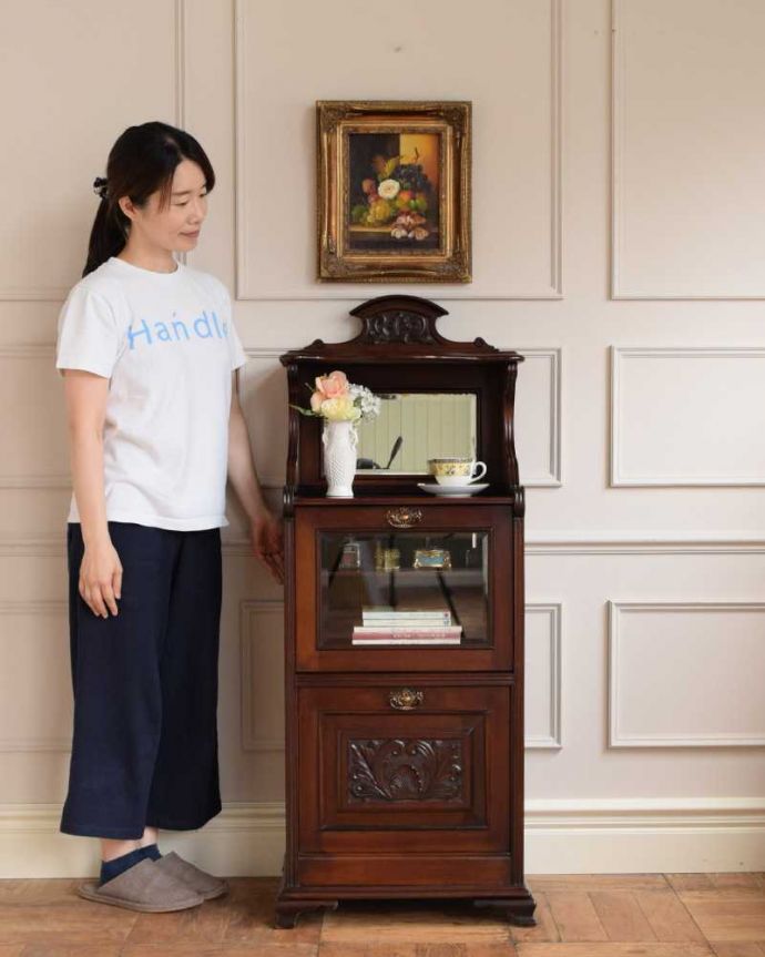 アンティークのキャビネット　アンティーク家具　豪華なアンティーク家具、イギリスで見つけたミラー付きのミュージックキャビネット。贅沢な時間が過ごせる最上級の美しさ楽譜を美しく収納するためだけに作られたコンパクトなサイズのミュージックキャビネットは、造りも贅沢です。(k-2257-f)