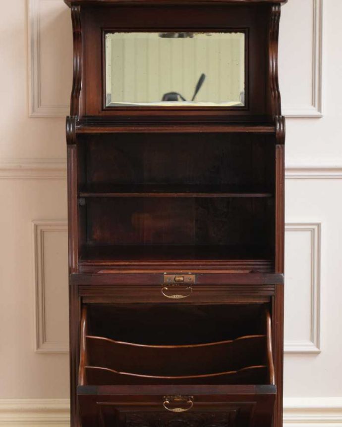 アンティークのキャビネット　アンティーク家具　豪華なアンティーク家具、イギリスで見つけたミラー付きのミュージックキャビネット。扉を開けてみると･･･贅沢な造りの家具に合わせて、しっかり修復しました。(k-2257-f)