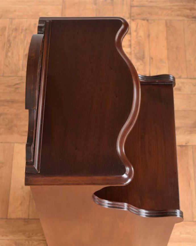 アンティークのキャビネット　アンティーク家具　豪華なアンティーク家具、イギリスで見つけたミラー付きのミュージックキャビネット。家具を上から見てみましょう目線に入る天板の上もしっかりと修復しました。(k-2257-f)