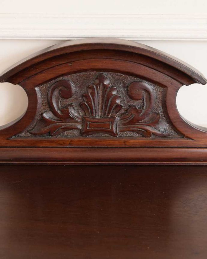 アンティークのキャビネット　アンティーク家具　豪華なアンティーク家具、イギリスで見つけたミラー付きのミュージックキャビネット。いろんな場所にこだわり彫のデザインもいろいろです。(k-2257-f)