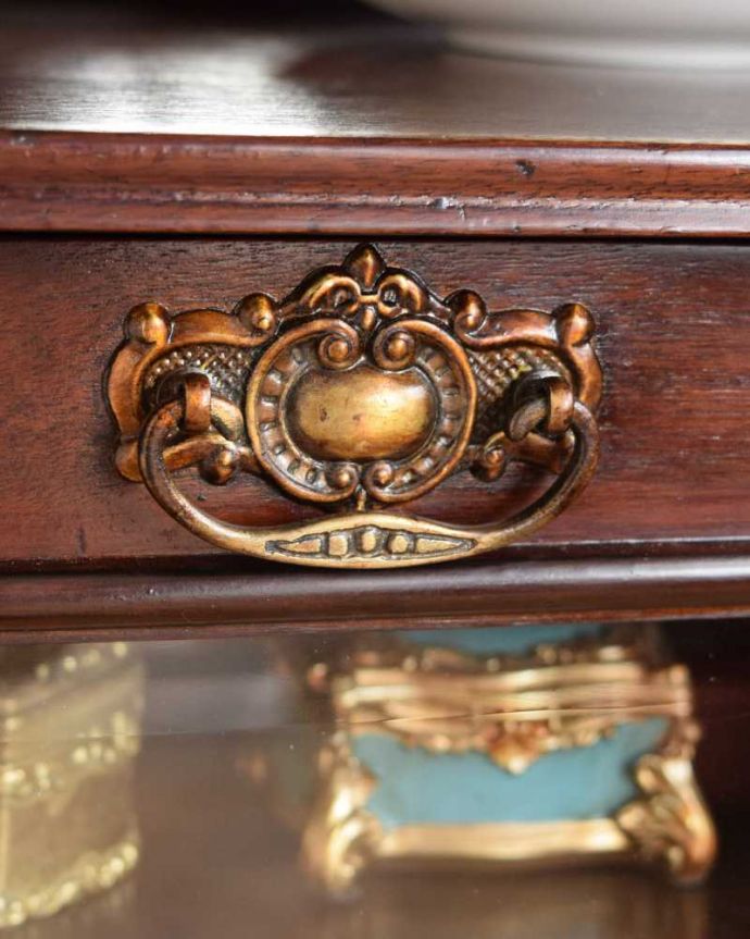 アンティークのキャビネット　アンティーク家具　豪華なアンティーク家具、イギリスで見つけたミラー付きのミュージックキャビネット。開ける度にワクワク取っ手もアンティークらしい贅沢なデザイン。(k-2257-f)