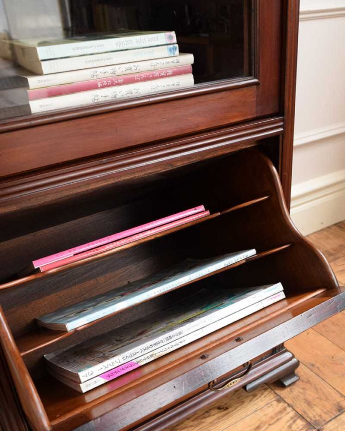 アンティークのキャビネット　アンティーク家具　豪華なアンティーク家具、イギリスで見つけたミラー付きのミュージックキャビネット。扉の中は収納たっぷりA4サイズの雑誌までしっかり収納出来ちゃう大きさ。(k-2257-f)