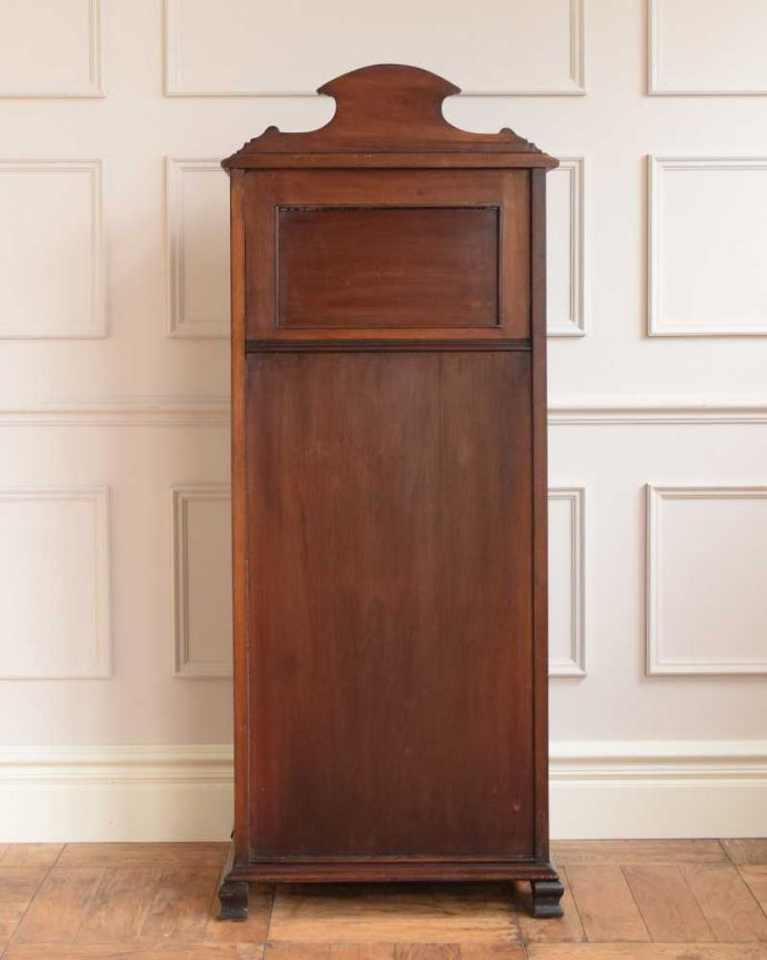 アンティークのキャビネット　アンティーク家具　豪華なアンティーク家具、イギリスで見つけたミラー付きのミュージックキャビネット。後ろ姿にも気を使っていますアンティークは新品ではないので、経年変化によるキズはありますが、専門の職人がしっかり修復したので後ろ姿も美しいんです。(k-2257-f)