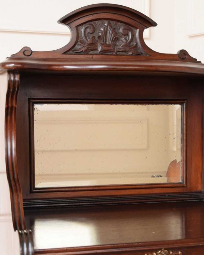 アンティークのキャビネット　アンティーク家具　豪華なアンティーク家具、イギリスで見つけたミラー付きのミュージックキャビネット。キラっと輝くアンティークのミラーまだ電気がない時代に、部屋を明るくするために付けられた鏡。(k-2257-f)