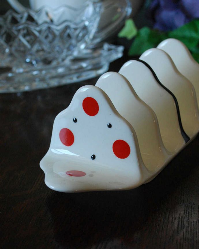 アンティーク 陶磁器の雑貨　アンティーク雑貨　英国のアンティーク雑貨、モダンなデザインの陶器のトーストスタンド。英国の朝食に欠かせないアイテムカリッカリに焼き上げたトーストが湯気で柔らかくならないよう立てるために作られたトーストスタンド。(k-2257-z)