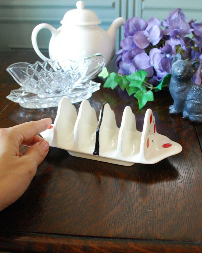 アンティーク 陶磁器の雑貨　アンティーク雑貨　英国のアンティーク雑貨、モダンなデザインの陶器のトーストスタンド。いろいろ便利に使えます食卓で使うのはもちろん、カードやCD、写真立てなどなど、いろんなものを立ててオシャレに自分だけの使い方を楽しんで下さい。(k-2257-z)