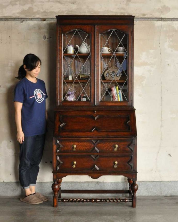 ビューロー　アンティーク家具　大容量のアンティーク収納家具、英国のブックビューロー（本棚付きデスク） 。1つで3役こなしちゃう贅沢な家具見た目はガラスキャビネットなのに、デスクとチェストの機能も備えたビューローブックケース。(k-2259-f)
