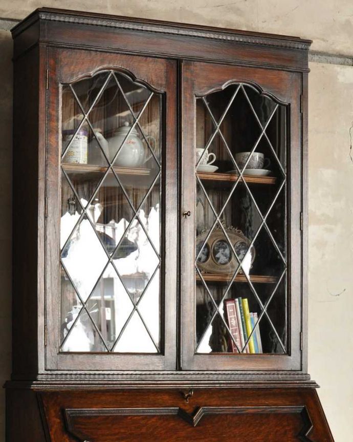 ビューロー　アンティーク家具　大容量のアンティーク収納家具、英国のブックビューロー（本棚付きデスク） 。英国アンティークらしいガラス扉の美しさデスクの上はガラス扉のキャビネット。(k-2259-f)