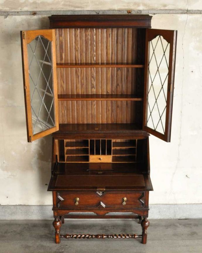 ビューロー　アンティーク家具　大容量のアンティーク収納家具、英国のブックビューロー（本棚付きデスク） 。美しいガラス扉の中身は･･･専門の職人がしっかり修復したので、扉の中もこんな感じでキレイです。(k-2259-f)