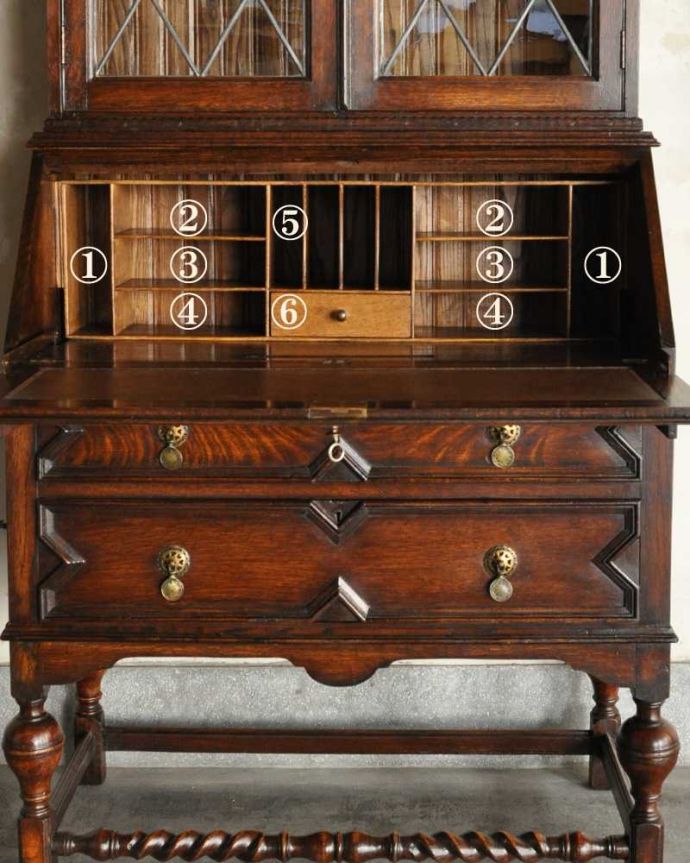 ビューロー　アンティーク家具　大容量のアンティーク収納家具、英国のブックビューロー（本棚付きデスク） 。お片付け上手のヒミツ扉の中身はこんなに細かく仕切られています。(k-2259-f)