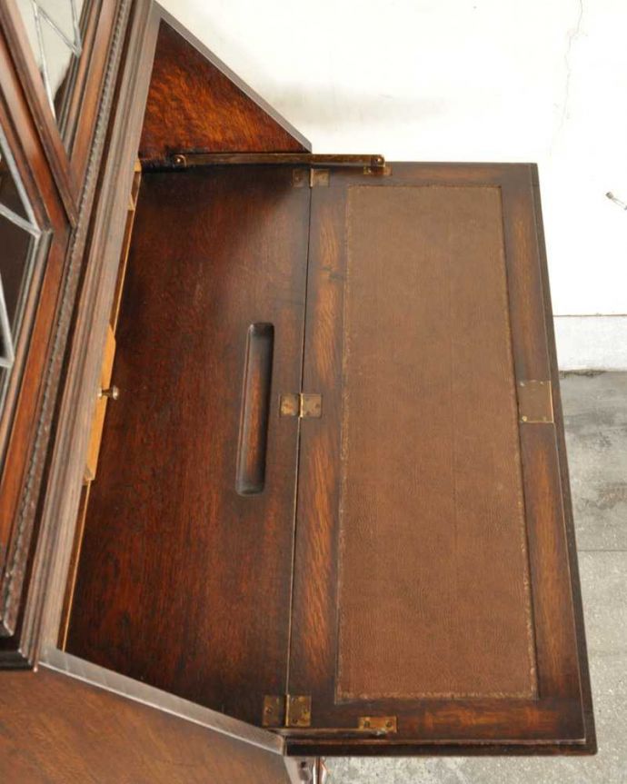 ビューロー　アンティーク家具　大容量のアンティーク収納家具、英国のブックビューロー（本棚付きデスク） 。デスクの天板を上から見ると･･･デスク部分の天板を近づいて見てみるとこんな感じです。(k-2259-f)