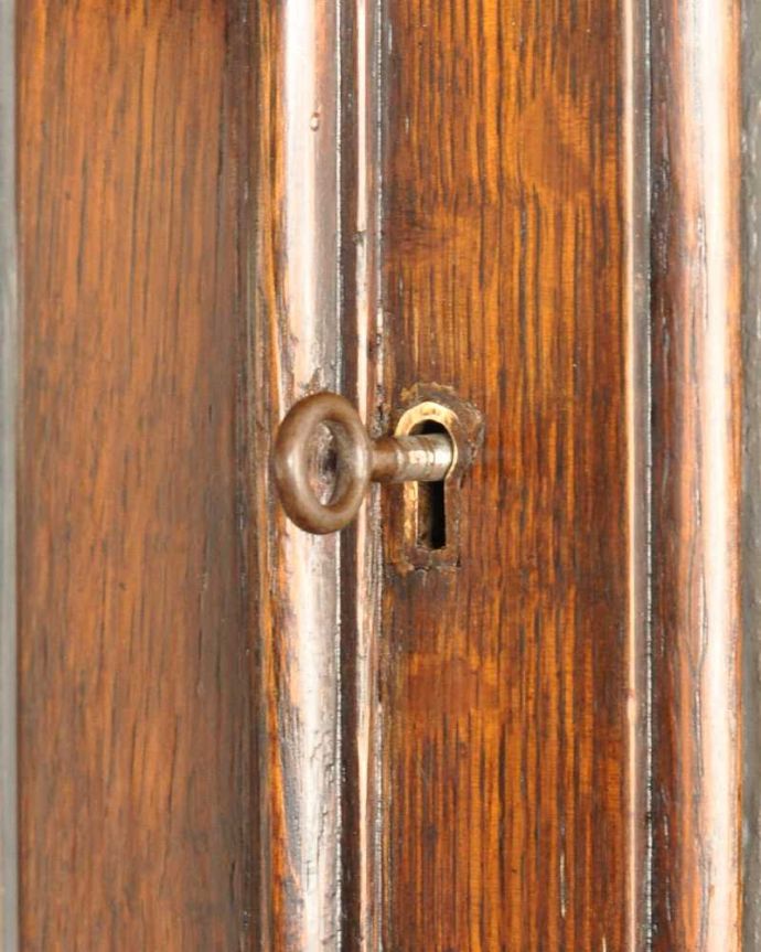 ビューロー　アンティーク家具　大容量のアンティーク収納家具、英国のブックビューロー（本棚付きデスク） 。鍵を使って開けてみましょうもちろん使えるように調整したので、クルっと回してカギを開けてください。(k-2259-f)