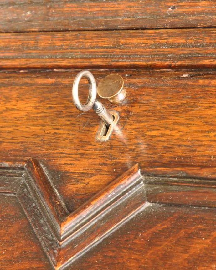 ビューロー　アンティーク家具　大容量のアンティーク収納家具、英国のブックビューロー（本棚付きデスク） 。開けるたびに、ワクワク･･･取っ手を持って開ける度にまるで宝箱を開ける気分です。(k-2259-f)