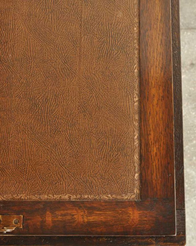 ビューロー　アンティーク家具　大容量のアンティーク収納家具、英国のブックビューロー（本棚付きデスク） 。デスク部分を近くで見てみるとこんな感じでキレイにお直ししてあります。(k-2259-f)