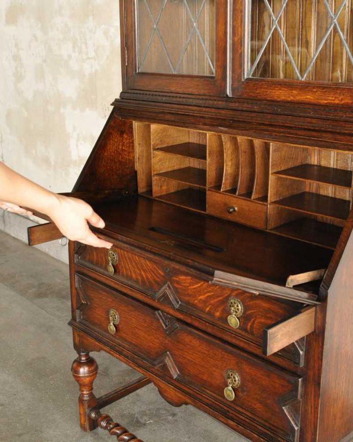 ビューロー　アンティーク家具　大容量のアンティーク収納家具、英国のブックビューロー（本棚付きデスク） 。あっという間にデスクに変身扉を前に倒すだけで、あっという間にデスクが登場！どんな場所にも似合う「魅せるデスク」です。(k-2259-f)