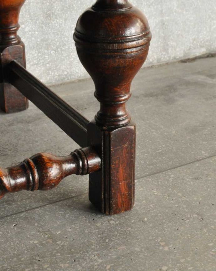 ビューロー　アンティーク家具　大容量のアンティーク収納家具、英国のブックビューロー（本棚付きデスク） 。女性でも運べちゃう理由は･･･Handleのアンティークは、脚の裏にフェルトキーパーをお付けしていますので、重い家具でも床を滑らせれて移動する事が出来ます。(k-2259-f)