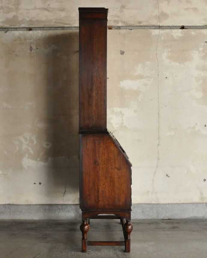 ビューロー　アンティーク家具　大容量のアンティーク収納家具、英国のブックビューロー（本棚付きデスク） 。横から見た姿もステキ横から見てみるとこんな感じです。(k-2259-f)