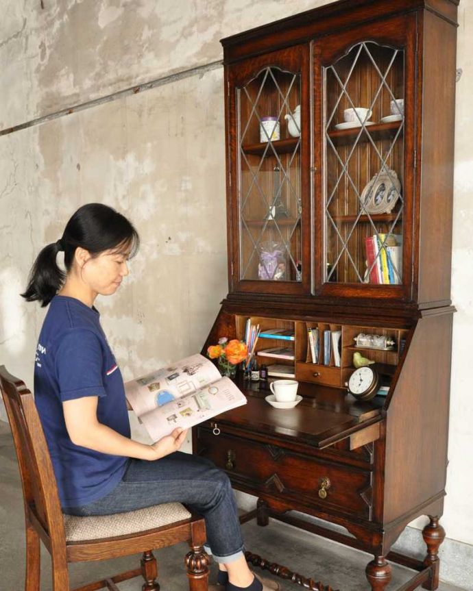 ビューロー　アンティーク家具　大容量のアンティーク収納家具、英国のブックビューロー（本棚付きデスク） 。あっという間に自分だけの贅沢デスク扉を前に倒すとデスクが登場。(k-2259-f)