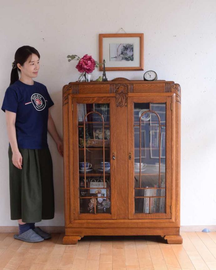 アンティークのキャビネット　アンティーク家具　イギリスから届いたアンティーク家具、凛々しい鳥が守ってくれる美しい木製のブックケース（本棚）。お気に入りの本や雑貨や本を並べてみましょう。(k-2260-f)