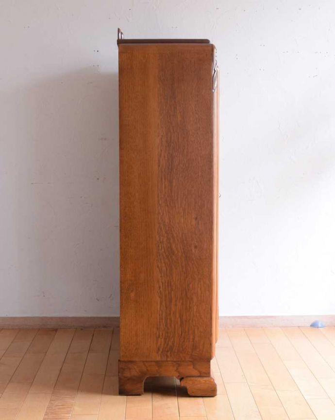 アンティークのキャビネット　アンティーク家具　イギリスから届いたアンティーク家具、凛々しい鳥が守ってくれる美しい木製のブックケース（本棚）。横から見ても素敵もちろん、横から見ても素敵なんです。(k-2260-f)