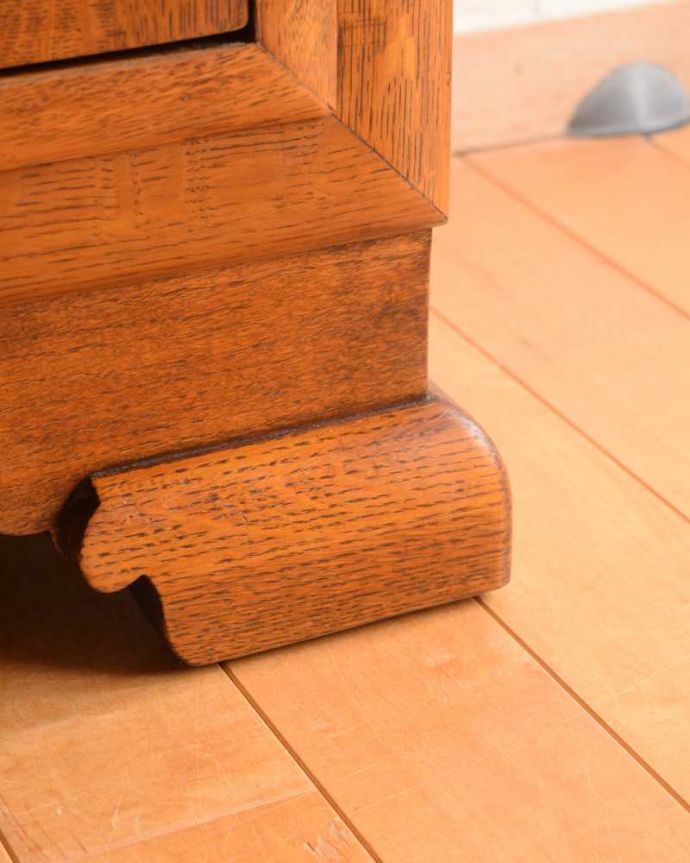 アンティークのキャビネット　アンティーク家具　イギリスから届いたアンティーク家具、凛々しい鳥が守ってくれる美しい木製のブックケース（本棚）。脚先には･･･Handleのアンティークは脚の裏にフェルトキーパーを付けています。(k-2260-f)