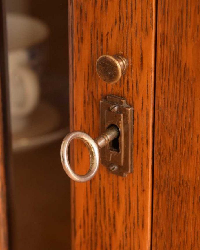 アンティークのキャビネット　アンティーク家具　イギリスから届いたアンティーク家具、凛々しい鳥が守ってくれる美しい木製のブックケース（本棚）。小さなパーツにもこだわりカギも使えるように修復しました。(k-2260-f)