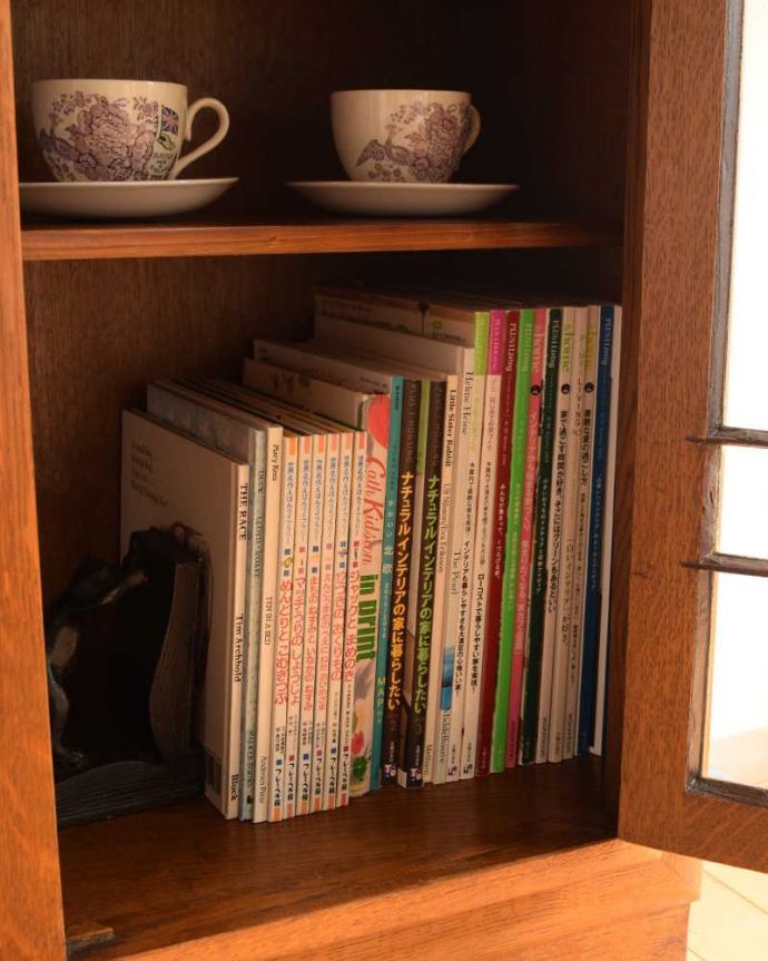 アンティークのキャビネット　アンティーク家具　イギリスから届いたアンティーク家具、凛々しい鳥が守ってくれる美しい木製のブックケース（本棚）。扉の中は収納たっぷりA4サイズの雑誌までしっかり収納出来ちゃう大きさ。(k-2260-f)