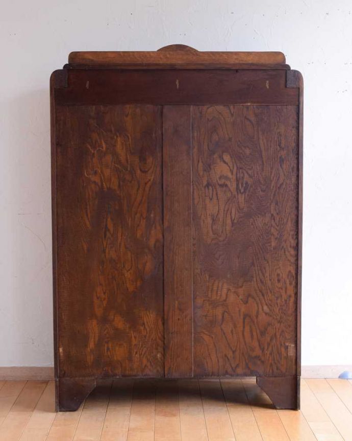 アンティークのキャビネット　アンティーク家具　イギリスから届いたアンティーク家具、凛々しい鳥が守ってくれる美しい木製のブックケース（本棚）。キレイに修復しました！アンティークは新品ではないので、経年変化によるキズはありますが、専門の職人がキレイにお直しをしているので、後姿までキレイです。(k-2260-f)