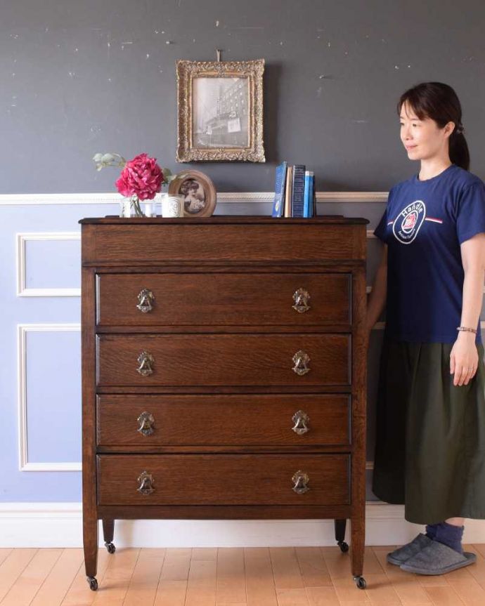 アンティークのチェスト　アンティーク家具　機能的な英国のアンティーク家具、ドレッサーを兼ねたバチェラーズチェスト。英国アンティークらしい落ち着いた雰囲気が自慢チョコレート色の落ち着いた色合いが英国アンティークらしい雰囲気のチェスト。(k-2261-f)