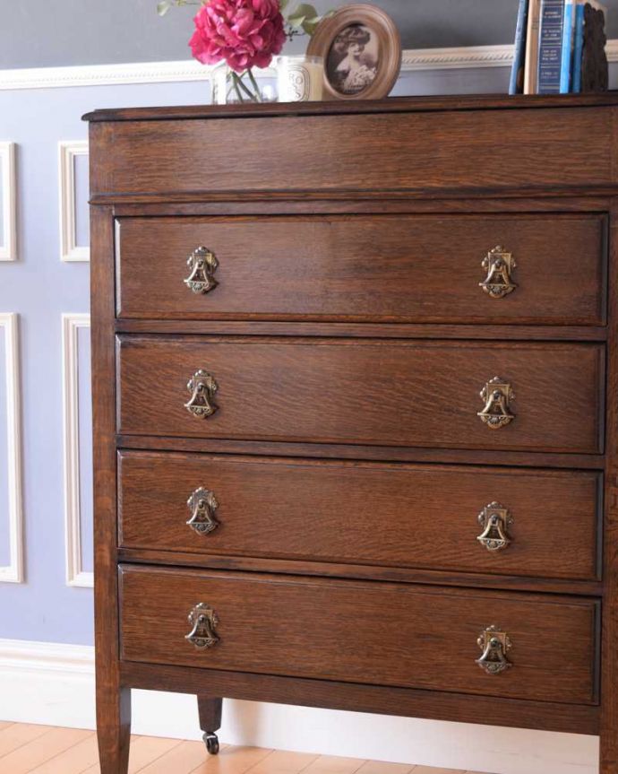 アンティークのチェスト　アンティーク家具　機能的な英国のアンティーク家具、ドレッサーを兼ねたバチェラーズチェスト。見た目はもちろん、実用的に使って楽しみましょうアンティークのチェストは見た目の美しさはもちろん、実用的にたっぷり収納が出来る実力派。(k-2261-f)