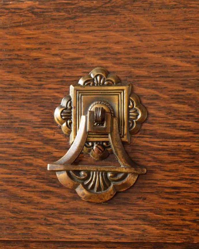 アンティークのチェスト　アンティーク家具　機能的な英国のアンティーク家具、ドレッサーを兼ねたバチェラーズチェスト。開ける度にワクワク高級感漂うアンティークらしいデザインの取っ手。(k-2261-f)