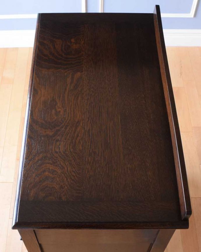 アンティークのチェスト　アンティーク家具　機能的な英国のアンティーク家具、ドレッサーを兼ねたバチェラーズチェスト。天板もピカピカにお直ししました。(k-2261-f)