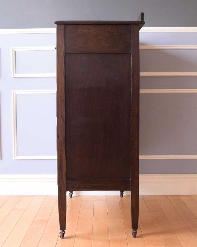 アンティークのチェスト　アンティーク家具　機能的な英国のアンティーク家具、ドレッサーを兼ねたバチェラーズチェスト。横顔だってカッコいい横から見るとこんな感じです。(k-2261-f)