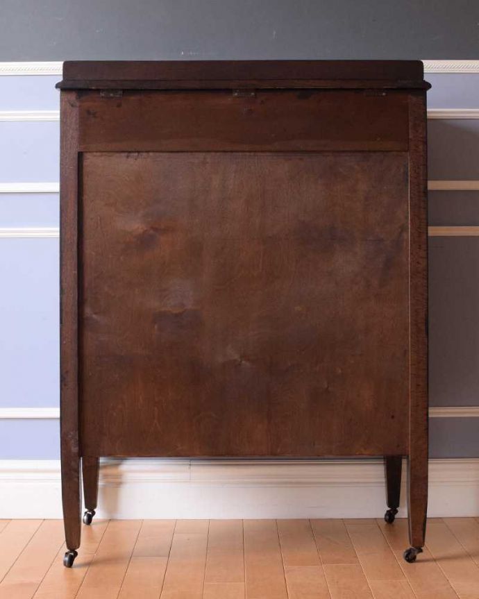 アンティークのチェスト　アンティーク家具　機能的な英国のアンティーク家具、ドレッサーを兼ねたバチェラーズチェスト。後ろ姿にも自信アリ！アンティークは新品ではないので、経年変化によるキズはありますが、専門の職人がキレイに修復したので後ろ姿にも自信があります。(k-2261-f)