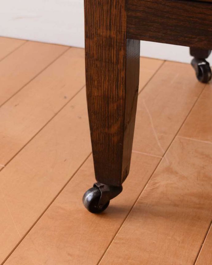 アンティークのチェスト　アンティーク家具　機能的な英国のアンティーク家具、ドレッサーを兼ねたバチェラーズチェスト。女性1人でラクラク運べちゃうんですキャスター付きの脚。(k-2261-f)