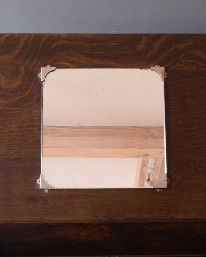 アンティークのチェスト　アンティーク家具　機能的な英国のアンティーク家具、ドレッサーを兼ねたバチェラーズチェスト。身だしなみを整えて･･･アンティークのミラーも付いています。(k-2261-f)